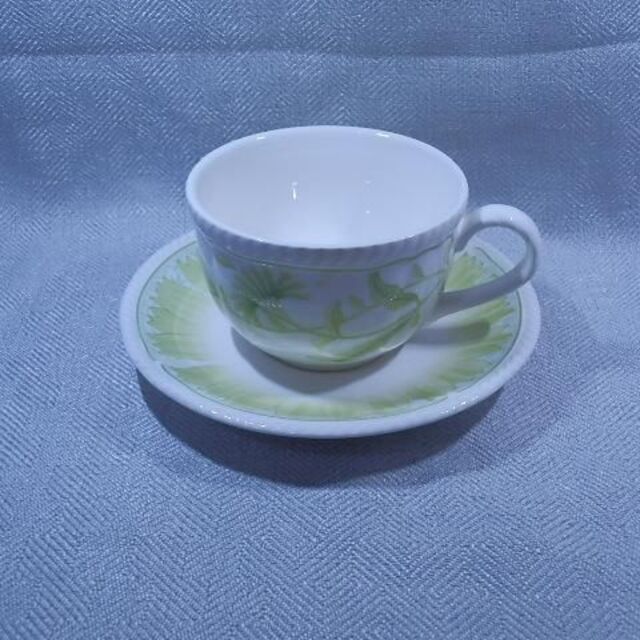 Noritake(ノリタケ)のナショナルトラスト　モスグリーンと黄緑の間の色 インテリア/住まい/日用品のキッチン/食器(グラス/カップ)の商品写真