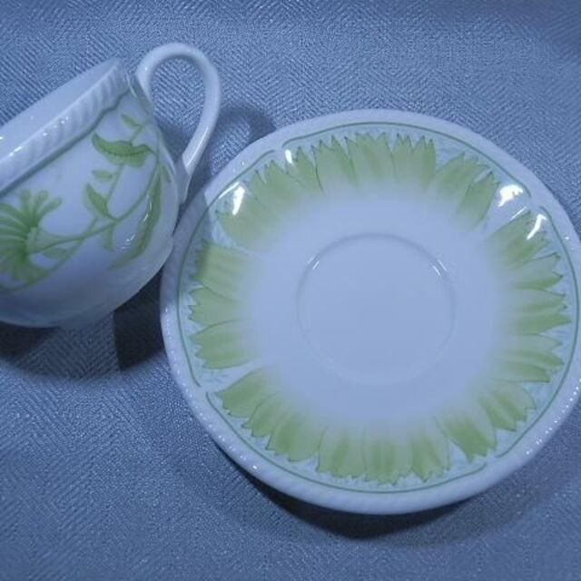 Noritake(ノリタケ)のナショナルトラスト　モスグリーンと黄緑の間の色 インテリア/住まい/日用品のキッチン/食器(グラス/カップ)の商品写真