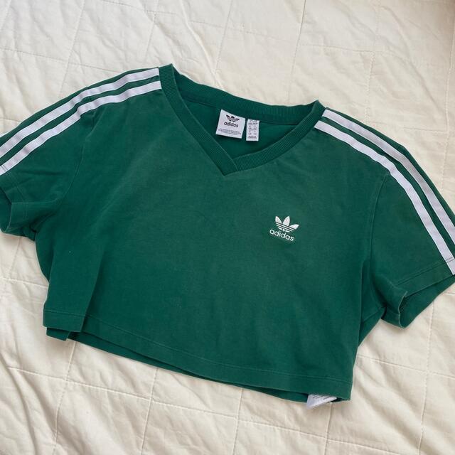 adidas(アディダス)のadidas ショート丈 カットソー グリーン レディースのトップス(Tシャツ(半袖/袖なし))の商品写真