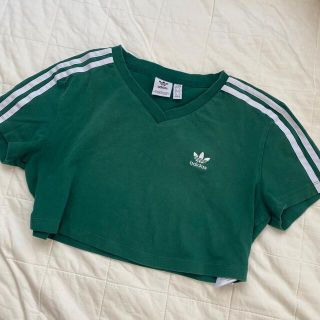 アディダス(adidas)のadidas ショート丈 カットソー グリーン(Tシャツ(半袖/袖なし))