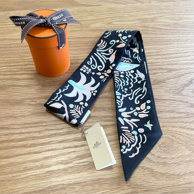 Hermes(エルメス)のmal様ご専用【新品】エルメス ツイリー タグ付き 2本セット レディースのファッション小物(バンダナ/スカーフ)の商品写真