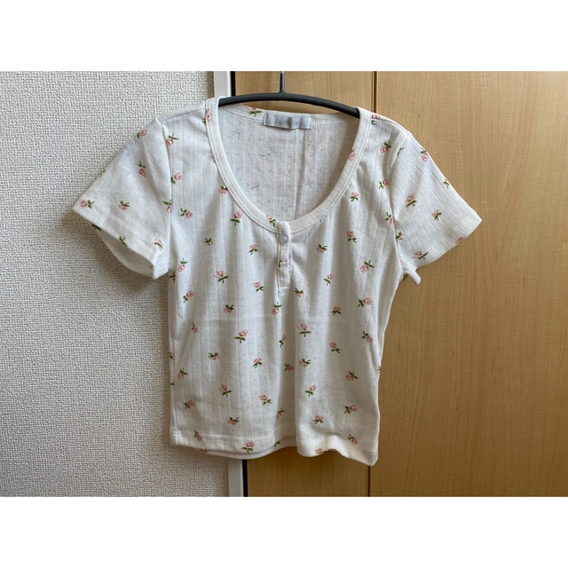 【eri様専用】ショート丈　トップス　花柄　小花　ジュメロ　半袖　クロップドT レディースのトップス(Tシャツ(半袖/袖なし))の商品写真