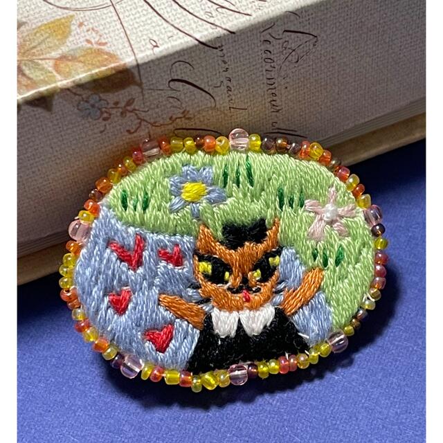 刺繍ブローチ　花畑　〈ねこちゃんブローチ〉 ハンドメイドのアクセサリー(コサージュ/ブローチ)の商品写真