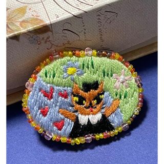 刺繍ブローチ　花畑　〈ねこちゃんブローチ〉(コサージュ/ブローチ)