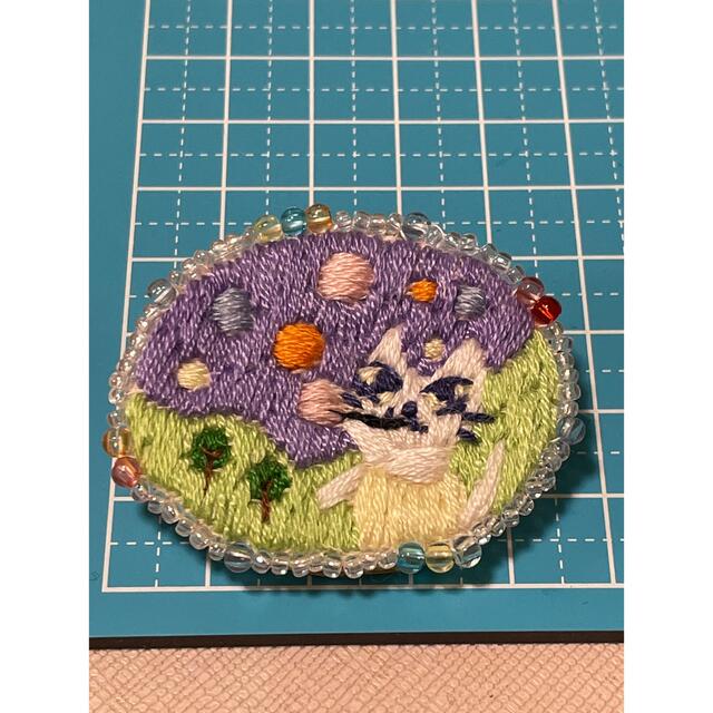 刺繍ブローチ　シャボン玉　〈ねこちゃんブローチ〉 ハンドメイドのアクセサリー(コサージュ/ブローチ)の商品写真