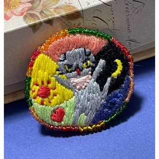 刺繍ブローチ　カラフル　〈ねこちゃんブローチ〉(コサージュ/ブローチ)