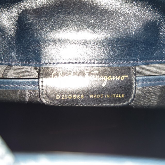 Ferragamo(フェラガモ)の【値下げ】Ferragamoショルダーバッグ レディースのバッグ(ショルダーバッグ)の商品写真