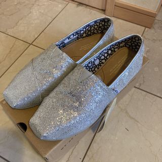 トムズ(TOMS)のあーちん様専用toms  シルバー　グリッター　シューズ　　25.5(スリッポン/モカシン)