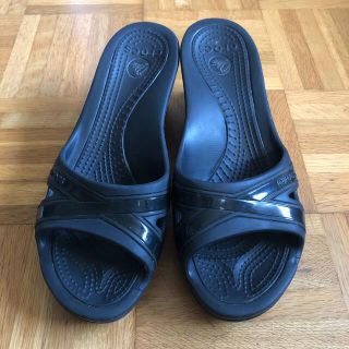 クロックス(crocs)のクロックス  サンダル　黒　W8(サンダル)