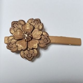 アッカ(acca)のacca　アッカ　バレッタ　お花モチーフ　金茶(バレッタ/ヘアクリップ)