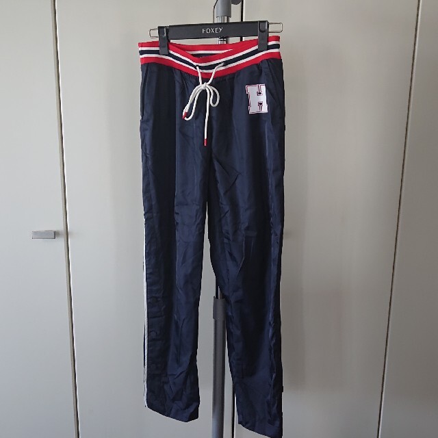 TOMMY HILFIGER(トミーヒルフィガー)のトミーフィルフィガー　パンツ レディースのパンツ(カジュアルパンツ)の商品写真