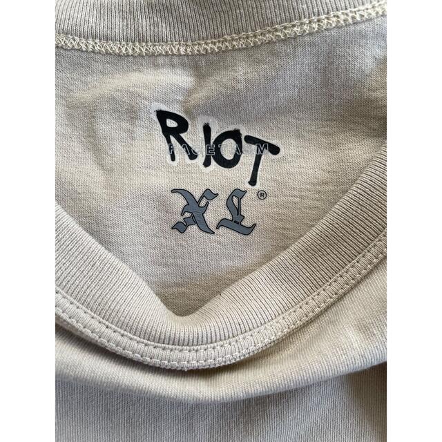 FACETASM(ファセッタズム)のRIOT ファセッタズム ライオット ロゴ Tシャツ グレージュ　XL メンズのトップス(Tシャツ/カットソー(七分/長袖))の商品写真