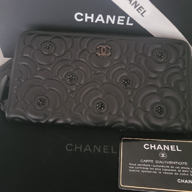 CHANEL(シャネル)のCHANEL　長財布　カメリア　ブラック　ビジュー レディースのファッション小物(財布)の商品写真