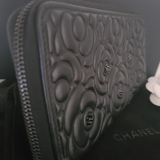 CHANEL(シャネル)のCHANEL　長財布　カメリア　ブラック　ビジュー レディースのファッション小物(財布)の商品写真