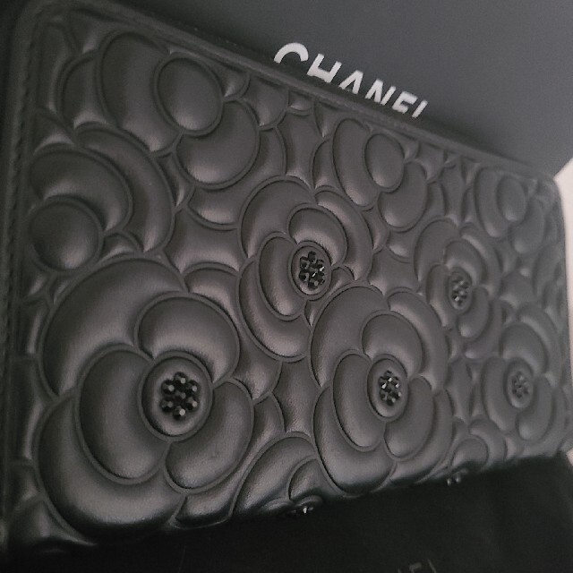 CHANEL(シャネル)のCHANEL　長財布　カメリア　ブラック　ビジュー レディースのファッション小物(財布)の商品写真