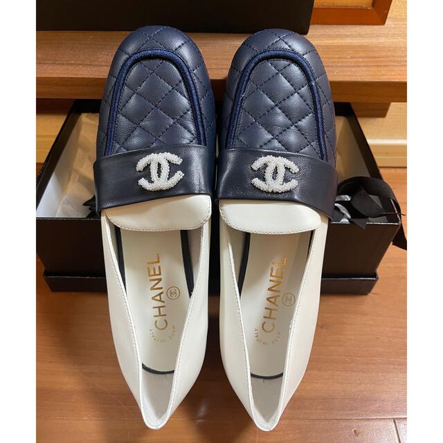 CHANEL(シャネル)のほぼ新品　CHANEL バイカラー　ローファー　サイズ38C レディースの靴/シューズ(ローファー/革靴)の商品写真