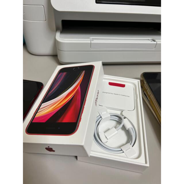 中古 Apple iPhone SE2 レッド128GB SIMフリー残債0円 スマホ/家電/カメラのスマートフォン/携帯電話(スマートフォン本体)の商品写真