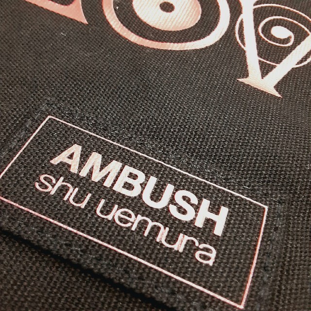 AMBUSH(アンブッシュ)のAMBUSH  shu uemura   ノベルティポーチ エンタメ/ホビーのコレクション(ノベルティグッズ)の商品写真