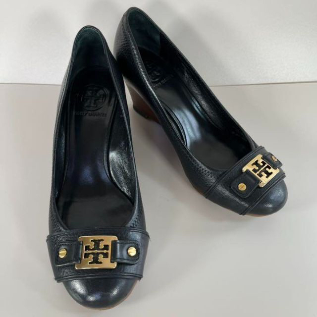 Tory Burch(トリーバーチ)の【美品】トリーバーチ/TORY BURCH パンプス　ウェッジヒール　ロゴ金具 レディースの靴/シューズ(ハイヒール/パンプス)の商品写真