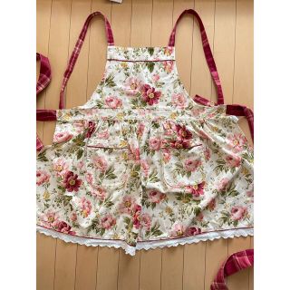 ローラアシュレイ(LAURA ASHLEY)のローラアシュレイ　花柄エプロン＆グローブ(収納/キッチン雑貨)