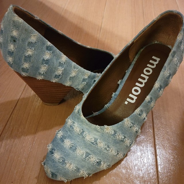 【美品】値下げ！！momonデニム素材パンプス　22.5センチ レディースの靴/シューズ(ハイヒール/パンプス)の商品写真