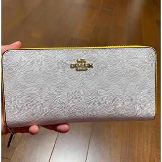 コーチ(COACH)のショプバ・箱付き814 長財布　ホワイト×イエロー(長財布)