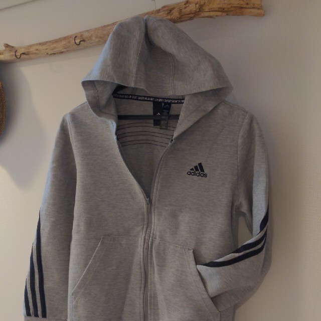 adidas(アディダス)のアディダスパーカー(150) キッズ/ベビー/マタニティのキッズ服男の子用(90cm~)(ジャケット/上着)の商品写真