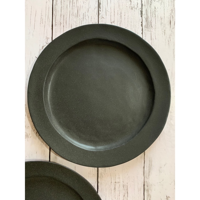 リムラウンド皿 26cm 黒大皿2枚 美濃焼オシャレ丸皿 陶器メイン皿デザート皿 インテリア/住まい/日用品のキッチン/食器(食器)の商品写真