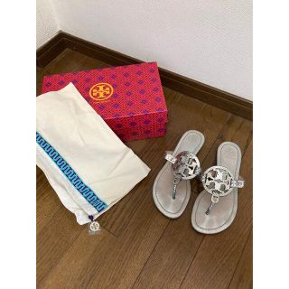 トリーバーチ(Tory Burch)の美品　トリーバーチ　シルバー　トングサンダル　フラットサンダル23.5(サンダル)