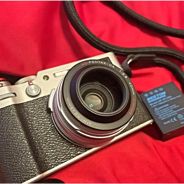 富士フイルム(フジフイルム)のFUJIFILM X100V シルバー　おまけ多数 スマホ/家電/カメラのカメラ(ミラーレス一眼)の商品写真