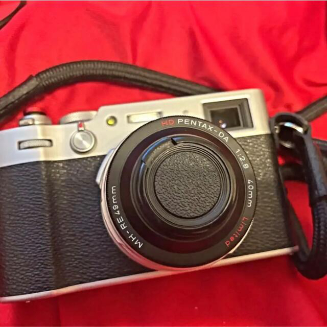 富士フイルム(フジフイルム)のFUJIFILM X100V シルバー　おまけ多数 スマホ/家電/カメラのカメラ(ミラーレス一眼)の商品写真