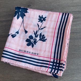 バーバリー(BURBERRY)の【美品】BURBERRY/シルク100%スカーフ/ピンク花柄(バンダナ/スカーフ)