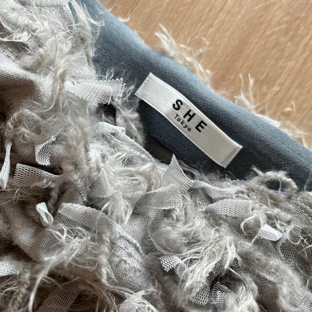 SHE Tokyo Elliy Feather グレー - nayaabhaandi.com