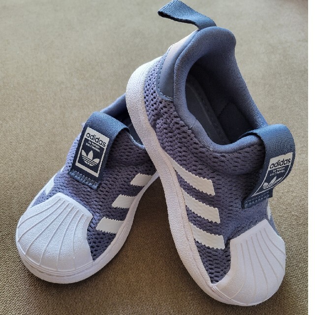 adidas(アディダス)のadidas　スニーカー キッズ/ベビー/マタニティのキッズ靴/シューズ(15cm~)(スニーカー)の商品写真