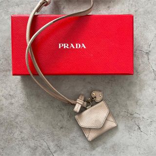 プラダ(PRADA)のPRADAネックレス　チャーム　IDホルダー　ストラップ　レター(パスケース/IDカードホルダー)