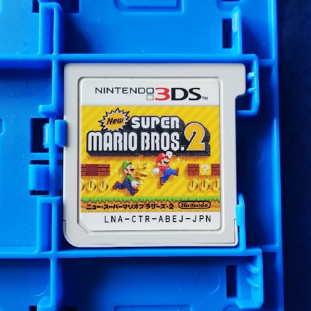 任天堂(ニンテンドウ)のNew スーパーマリオブラザーズ2 3DS エンタメ/ホビーのゲームソフト/ゲーム機本体(携帯用ゲームソフト)の商品写真