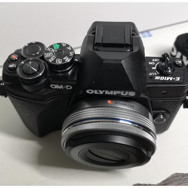 OM-D E-M10 Mark III ボディー+パンケーキズームレンズ付き OM-D E-M10 Mark III ボディー+パンケーキズームレンズ付き