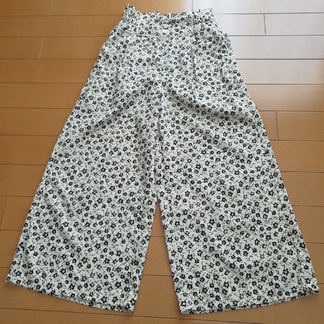 GU(ジーユー)のGU キッズ 花柄 ワイドパンツ 140 キッズ/ベビー/マタニティのキッズ服女の子用(90cm~)(パンツ/スパッツ)の商品写真