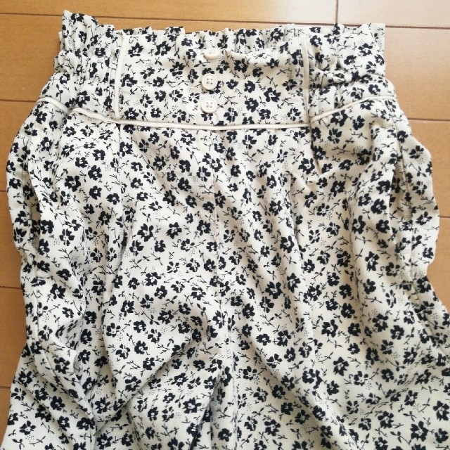 GU(ジーユー)のGU キッズ 花柄 ワイドパンツ 140 キッズ/ベビー/マタニティのキッズ服女の子用(90cm~)(パンツ/スパッツ)の商品写真