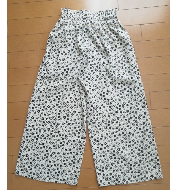 GU(ジーユー)のGU キッズ 花柄 ワイドパンツ 140 キッズ/ベビー/マタニティのキッズ服女の子用(90cm~)(パンツ/スパッツ)の商品写真