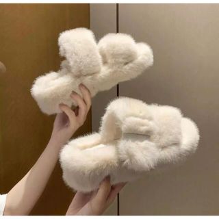 ナイスクラップ(NICE CLAUP)のfluffy sandal(white)(サンダル)