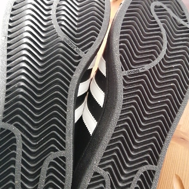 adidas(アディダス)のadidas スーパースター ブラック 24.5cm 1度数時間着用のみ 美品 レディースの靴/シューズ(スニーカー)の商品写真