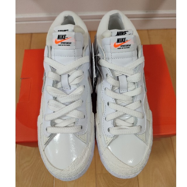 NIKE(ナイキ)のsacai Blazer Low White Patent Leather レディースの靴/シューズ(スニーカー)の商品写真