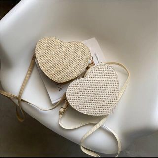 ナイスクラップ(NICE CLAUP)のbasket knitting heart shoulderbag(brown)(かごバッグ/ストローバッグ)