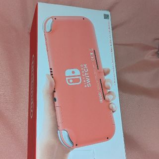 ニンテンドースイッチ(Nintendo Switch)のswitch lite コーラル(携帯用ゲーム機本体)