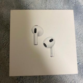 Apple AirPods with Charging Case 第三世代 M…