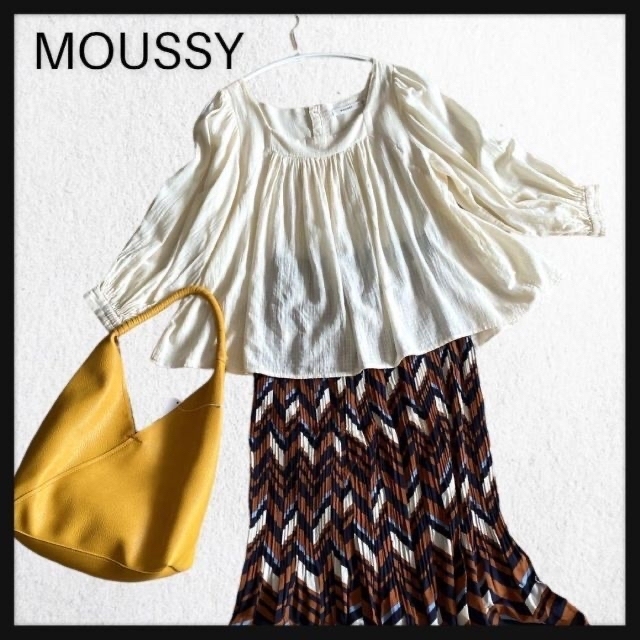 moussy(マウジー)のMOUSSYマウジー　スクエアネックブラウス　Aライン　フェミニン　ギャザー レディースのトップス(シャツ/ブラウス(長袖/七分))の商品写真