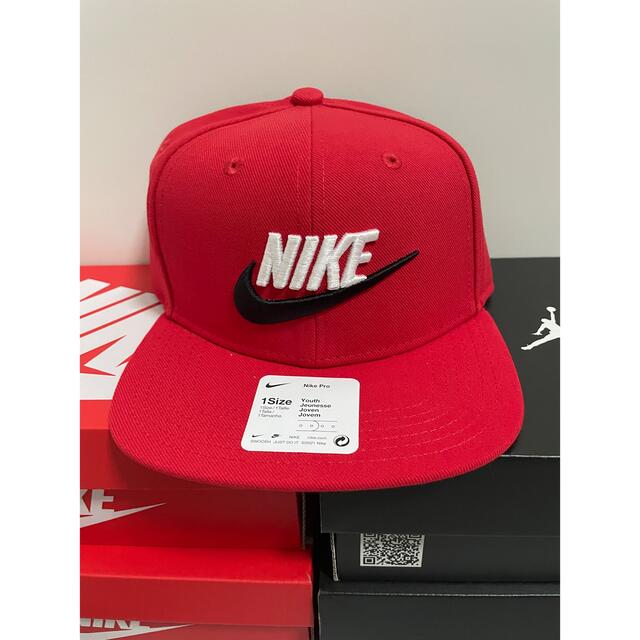 NIKE(ナイキ)の【新品】❗️タイムセール❗️ナイキ　キッズ　キャップ赤　黒　２点セット！ キッズ/ベビー/マタニティのこども用ファッション小物(帽子)の商品写真