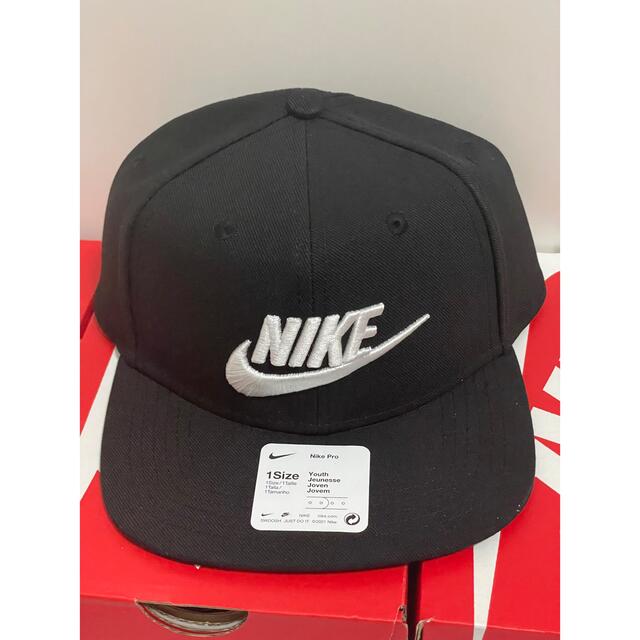 NIKE(ナイキ)の【新品】❗️タイムセール❗️ナイキ　キッズ　キャップ赤　黒　２点セット！ キッズ/ベビー/マタニティのこども用ファッション小物(帽子)の商品写真