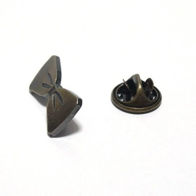 ラペルピン★ピンズ　リボン　蝶ネクタイ　アンティーク・ゴールド　pin-0715 メンズのアクセサリー(その他)の商品写真